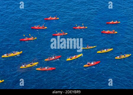 Noleggio di gruppi di turisti in kayak nel Mediterraneo. Foto Stock