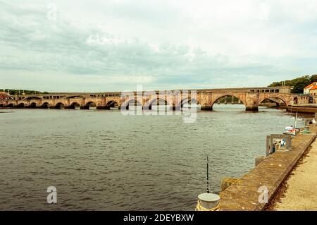 Il ponte Berwick in arenaria rossa che attraversa il fiume Tweed Fu costruito da James Burrell tra il 1611 e il 1634 e. ha 15 archi Foto Stock