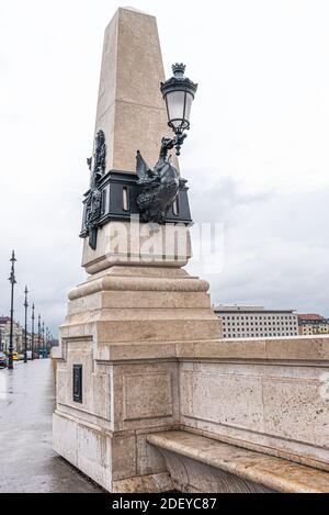 Obelisco a colonna decorativa sul ponte pedonale Foto Stock