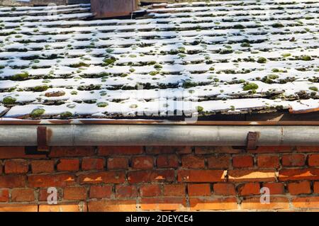 Un primo piano di neve bianca che copre il tetto della casa Foto Stock