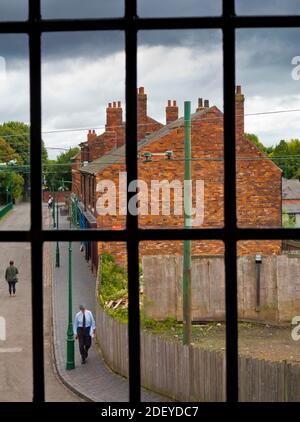 Vista che guarda attraverso una finestra che guarda in basso su una strada Al Black Country Living Museum di Dudley West Midlands Inghilterra Regno Unito Foto Stock