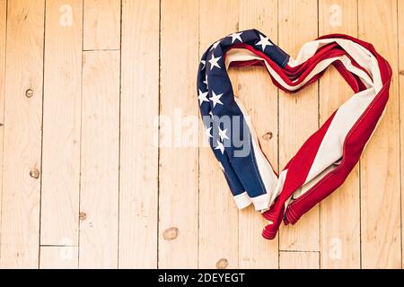 Ha la forma di una bandiera americana del cuore su legno Foto Stock