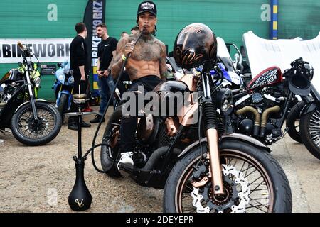 Collaborazione congiunta con Savacco London top model Official Massay E l'incredibile Marina Garavagno con una bicicletta personalizzata e. Un SUV di lusso Foto Stock