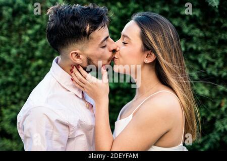 Foto di scorta di cute donna incinta e suo marito baciare. Foto Stock