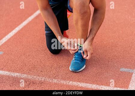 Foto di stock di atleta disabile che prende una pausa e legando i suoi allenatori. Concetto Paralimpico Sport. Foto Stock
