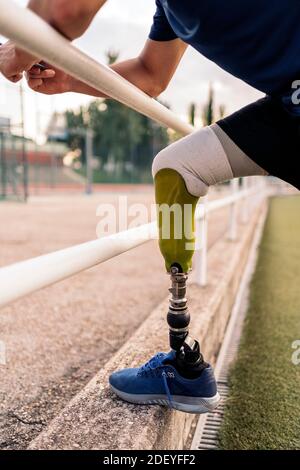 Close up disabilitato l uomo atleta con protesi di gamba. Sport paraolimpico concetto. Foto Stock