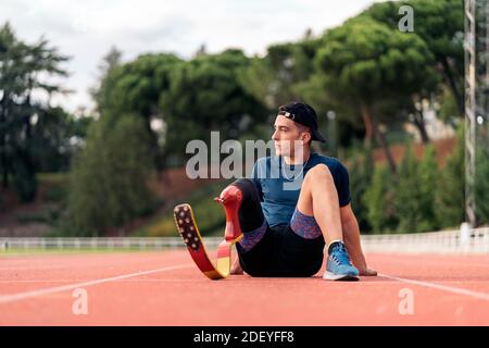 Foto di stock di atleta disabile che prende una pausa. Concetto Paralimpico Sport. Foto Stock