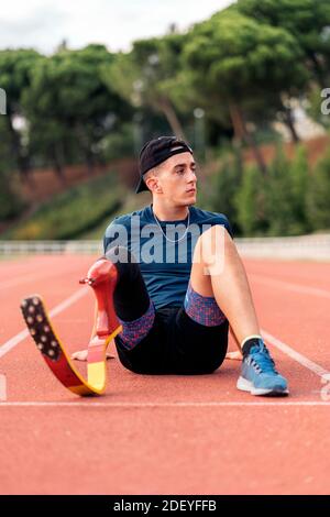 Foto di stock di atleta disabile che prende una pausa. Concetto Paralimpico Sport. Foto Stock