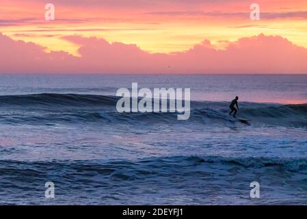 Sunrise surfing al Mickler's Landing a Ponte Vedra Beach, Florida. (STATI UNITI) Foto Stock