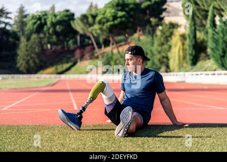 Foto di stock di atleta disabile che prende una pausa. Concetto Paralimpico Sport. Foto Stock