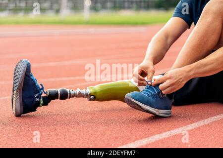 Close up disabilitato l uomo atleta con protesi di gamba. Sport paraolimpico concetto. Foto Stock