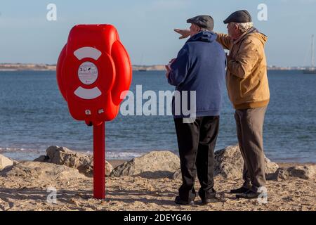 Passeggiata invernale su Hengistbury. Dirigiti verso Mudeford Spit a Christchurch Dorset. 01 dicembre 2020. Foto: Neil Turner Foto Stock