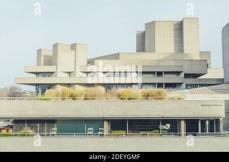 Londra, Regno Unito. 2 dicembre 2020. Il Teatro Nazionale sulla Southbank rimane chiuso quando l'Inghilterra esce da Lockdown. Londra si trova al livello 2, il che significa che i teatri possono riaprire, ma il NT rimane chiuso fino all'11 dicembre. Credit: Tom Leighton/Alamy Live News Foto Stock