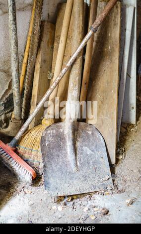 Un colpo verticale di una vecchia pala polverosa e altro attrezzature Foto Stock