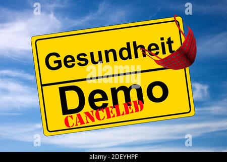 Ortschild auf Himmel Demo ha annullato kontra Gesundheit Foto Stock