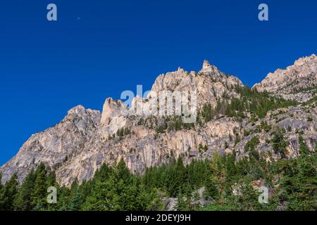 Sawtooth Mountain Peaks lungo il Redfish Lake Creek Trail, Sawtooth National Recreation Area, Stanley, Idaho. Foto Stock