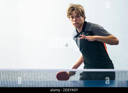 Teenager che gioca a ping pong ping pong. Attrezzatura, in movimento. Foto Stock