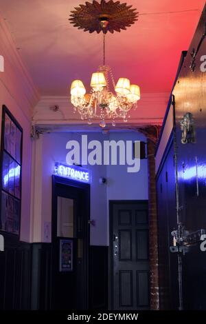 lampadario appeso in una hall che conduce ad un bar hotel o caffè Foto Stock