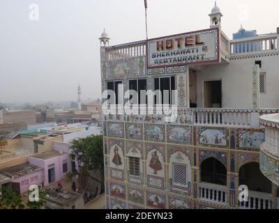 Hotel haveli decorato graziosamente a Mandawa, Rajasthan Foto Stock