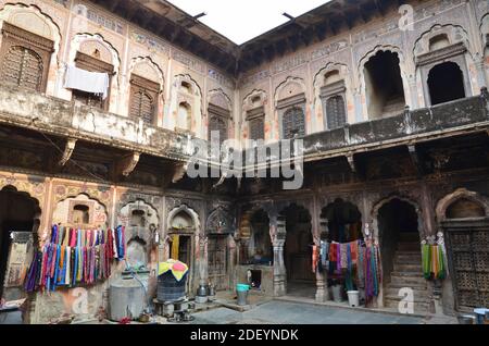 Un gioiello nascosto fuori dai sentieri turistici: La regione di Shekhawati con le sue case haveli splendidamente dipinte Foto Stock