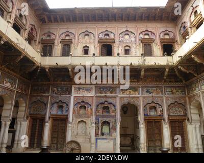 Un gioiello nascosto fuori dai sentieri turistici: La regione di Shekhawati con le sue case haveli splendidamente dipinte Foto Stock