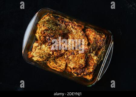 Filetto di maiale al forno con condimento ed erbe aromatiche Foto Stock