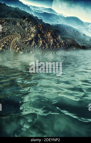 Fantastica immagine 3d della superficie di un altro pianeta, sull'oceano marino, con nebbia, nuvole, riflessi e un pianeta sullo sfondo Foto Stock