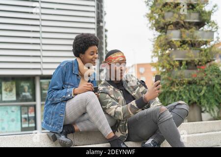 Coppie africane di nozze guardando il loro smartphone Foto Stock