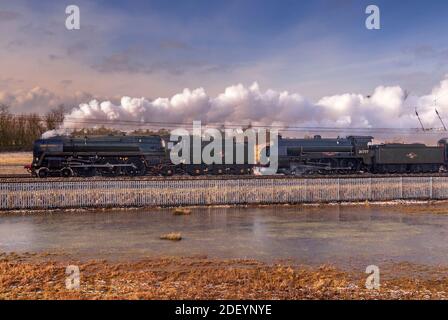 BR standard classe 7 70013 Oliver Cromwell davanti alla Southern Railway ‘Re Artù’ Classe 30777 Sir Lamiel. Foto Stock