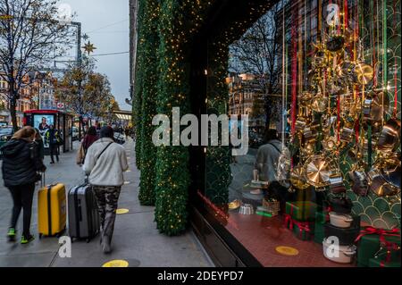 Londra, Regno Unito. 2 dicembre 2020. Gli acquirenti sono in vigore vicino a Selfridges, nella speranza di cogliere un affare prima di Natale, il primo giorno i negozi sono aperti per diverse settimane. Ma questi sono ancora tempi difficili per i rivenditori, in quanto cercano di recuperare dopo la fine del secondo blocco di Coronavirus. Credit: Guy Bell/Alamy Live News Foto Stock