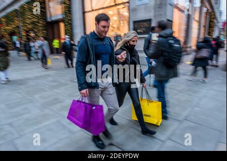 Londra, Regno Unito. 2 dicembre 2020. Gli acquirenti sono in vigore vicino a Selfridges, nella speranza di cogliere un affare prima di Natale, il primo giorno i negozi sono aperti per diverse settimane. Ma questi sono ancora tempi difficili per i rivenditori, in quanto cercano di recuperare dopo la fine del secondo blocco di Coronavirus. Credit: Guy Bell/Alamy Live News Foto Stock