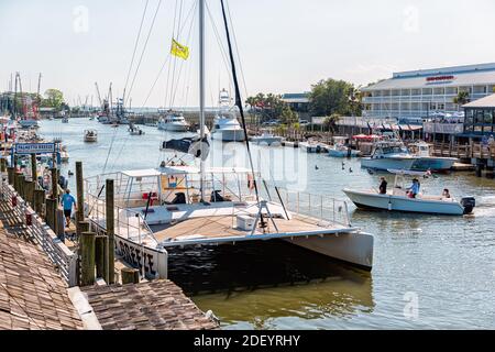 Mount Pleasant, USA - 11 maggio 2018: Charleston South Carolina zona con ristoranti sulla baia Shem Creek e Palmetto Breeze boat Foto Stock