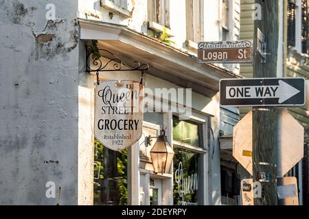 Charleston, Stati Uniti d'America - 12 maggio 2018: Quartiere della città Queen Street nel South Carolina, nella città meridionale con l'insegna per negozio di alimentari Foto Stock