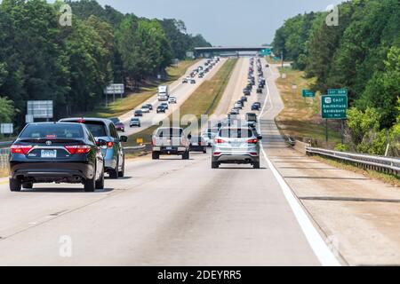 Garner, Stati Uniti d'America - 13 maggio 2018: Strada autostradale vicino a Raleigh, Carolina del Nord con le automobili di ingorgo e le indicazioni di uscita per 70 est a Smithfield e Goldsboro sulla i Foto Stock