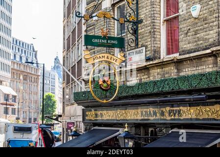 Londra, Regno Unito - 22 giugno 2018: Primo piano del famoso Adam & Eve Greene King pub ingresso e nessuno sulla strada Petty France Foto Stock