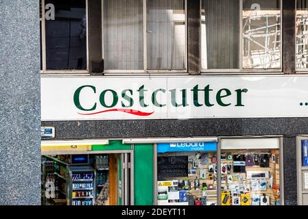 Londra, Regno Unito - 22 giugno 2018: Negozi locali di quartiere Costcutter negozio di alimentari negozi fronte alla facciata ingresso esterno con cartello e ingresso Foto Stock