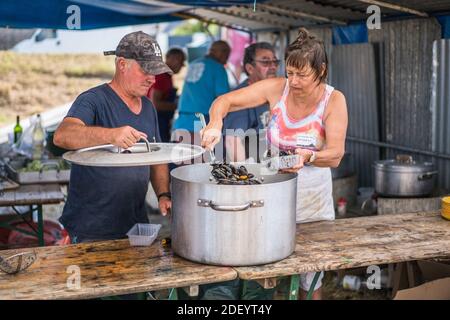 Gente locale che balla al festival delle cozze nel Vilde la Marine, vicino al Cancale, Bretagna, Francia, Europa. Foto Stock