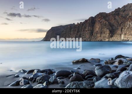 Scogliere di Los Gigantes sulla costa occidentale di Tenerife, da Playa Los Guios, Tenerife, Isole Canarie, Spagna Foto Stock