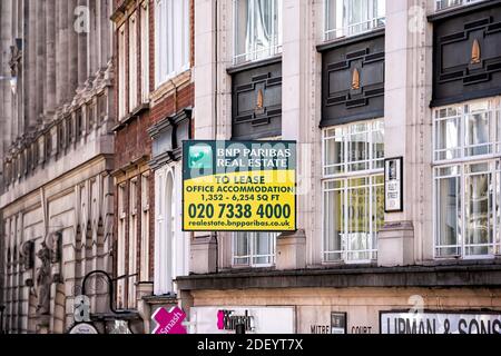 Londra, Regno Unito - 22 giugno 2018: Strada della flotta nel centro della città con l'indicazione per il contratto d'affitto dell'ufficio di BNP Paribas Real Estate e il numero di telefono Foto Stock