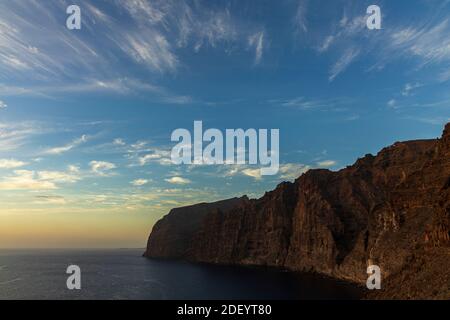 Los Gigantes scogliere al crepuscolo, esposizione lunga, Tenerife, Isole Canarie, Spagna Foto Stock
