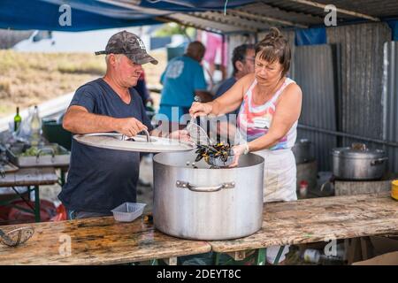 Gente locale che balla al festival delle cozze nel Vilde la Marine, vicino al Cancale, Bretagna, Francia, Europa. Foto Stock