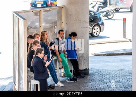 Londra, Regno Unito - 22 giugno 2018: Le persone che aspettano l'autobus alla fermata durante il giorno in piedi per lavoro spostarsi con i mezzi pubblici nel centro città dell'Inghilterra Foto Stock