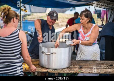 Gente locale che balla al festival delle cozze nel Vilde la Marine, vicino al Cancale, Bretagna, Francia, Europa. Foto Stock