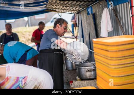 Gente locale che balla al festival delle cozze nel Vilde la Marine, vicino al Cancale, Bretagna, Francia, Europa. Foto Stock