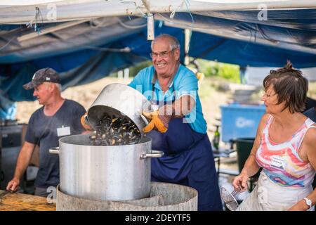 Gente locale che balla al festival delle cozze nel Vilde la Marine, vicino al Cancale, Bretagna, Francia, Europa. Foto Stock