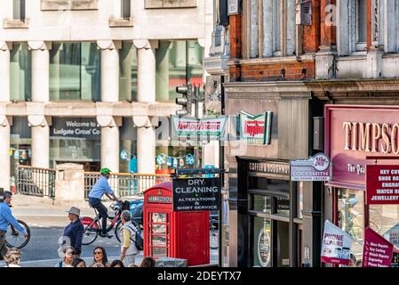 Londra, Regno Unito - 22 giugno 2018: Strada della flotta nel centro della città del quartiere finanziario del centro con l'architettura vecchia e segno per Krispy Kreme donut s. Foto Stock