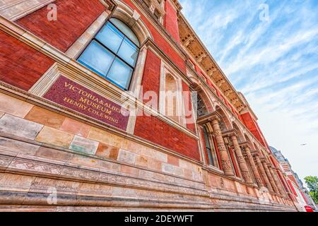 Londra, Regno Unito - 24 giugno 2018: Victoria and Albert art Museum Henry Cole edificio ala con architettura vittoriana in mattoni rossi e colonne classiche a che Foto Stock