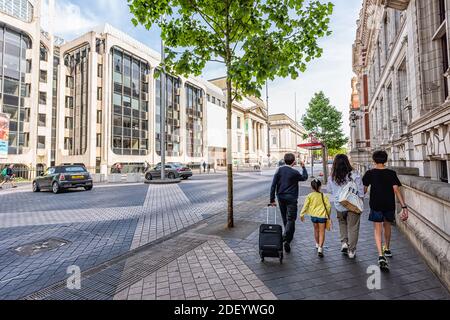 Londra, Regno Unito - 24 giugno 2018: Famiglia asiatica di genitori bambini a piedi esplorando su Exhibition Road by Natural History Museum a Chelsea e Kens Foto Stock