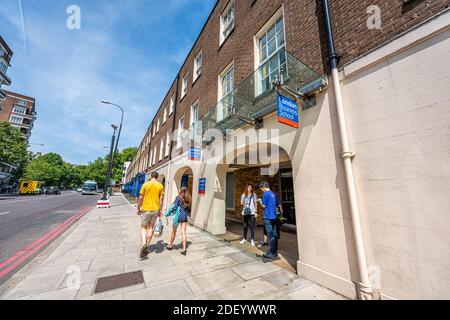 Londra, Regno Unito - 24 giugno 2018: Ingresso al cartello dell'università della London Business School con gli studenti in piedi vicino al negozio di articoli da regalo in estate al P Foto Stock