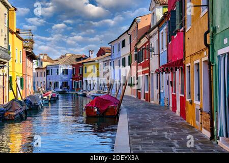 Burano, Italia. Vista sulle case colorate e le barche dell'isola di Burano vicino a Venezia. Foto Stock